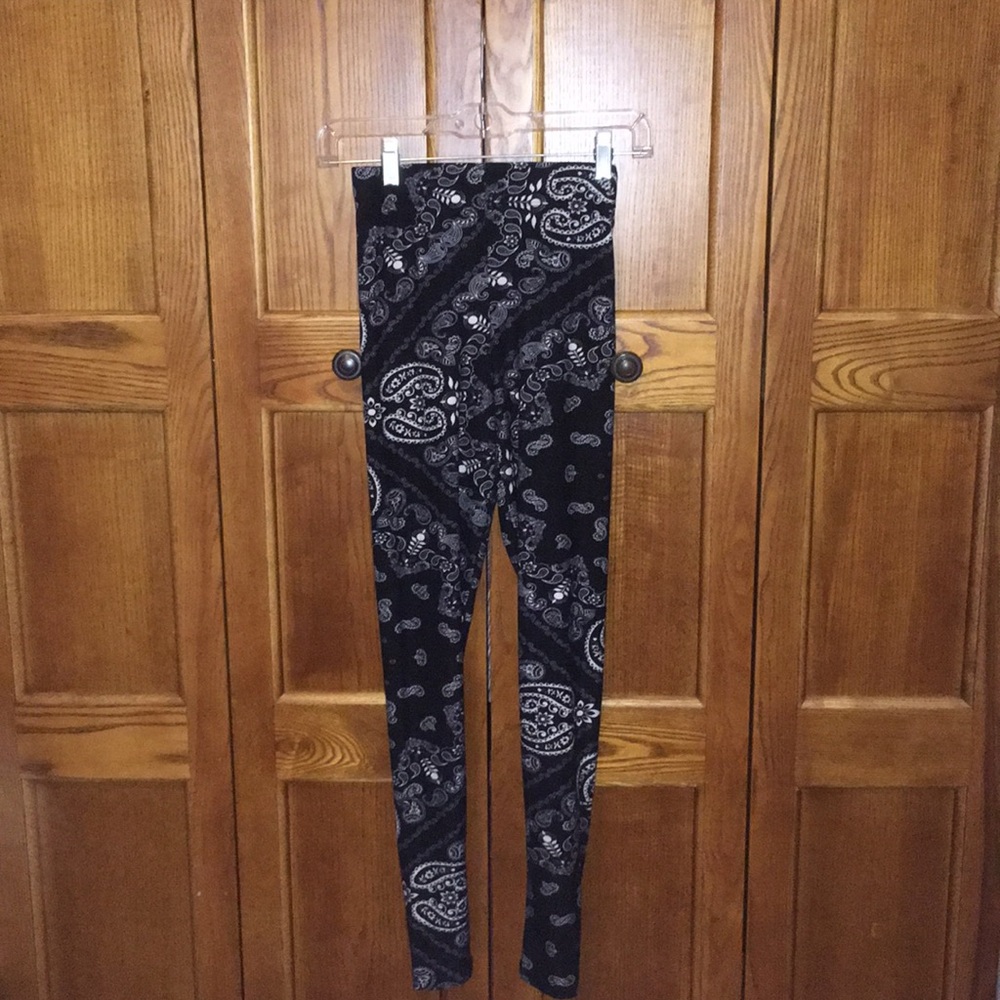 Black flower design leggings.